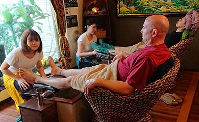 フットマッサージ